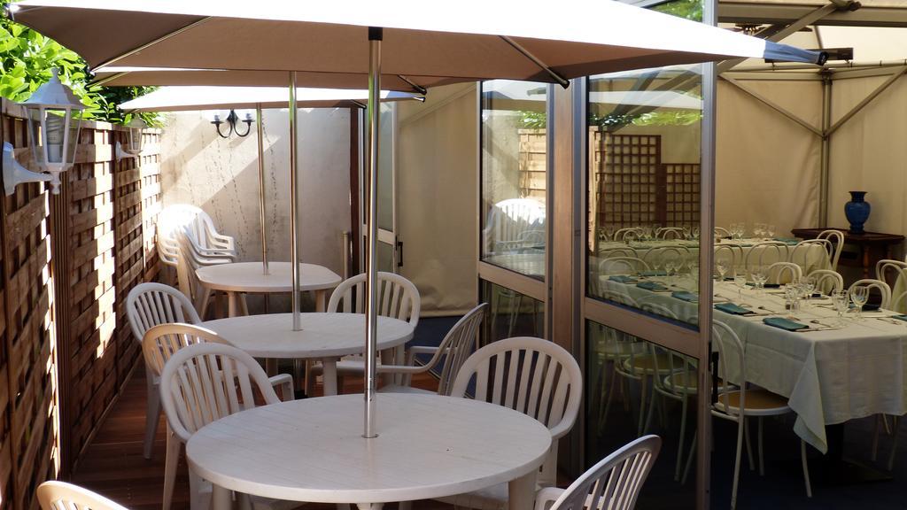 Hotel Restaurant "Le Relais" Courtenay  Buitenkant foto