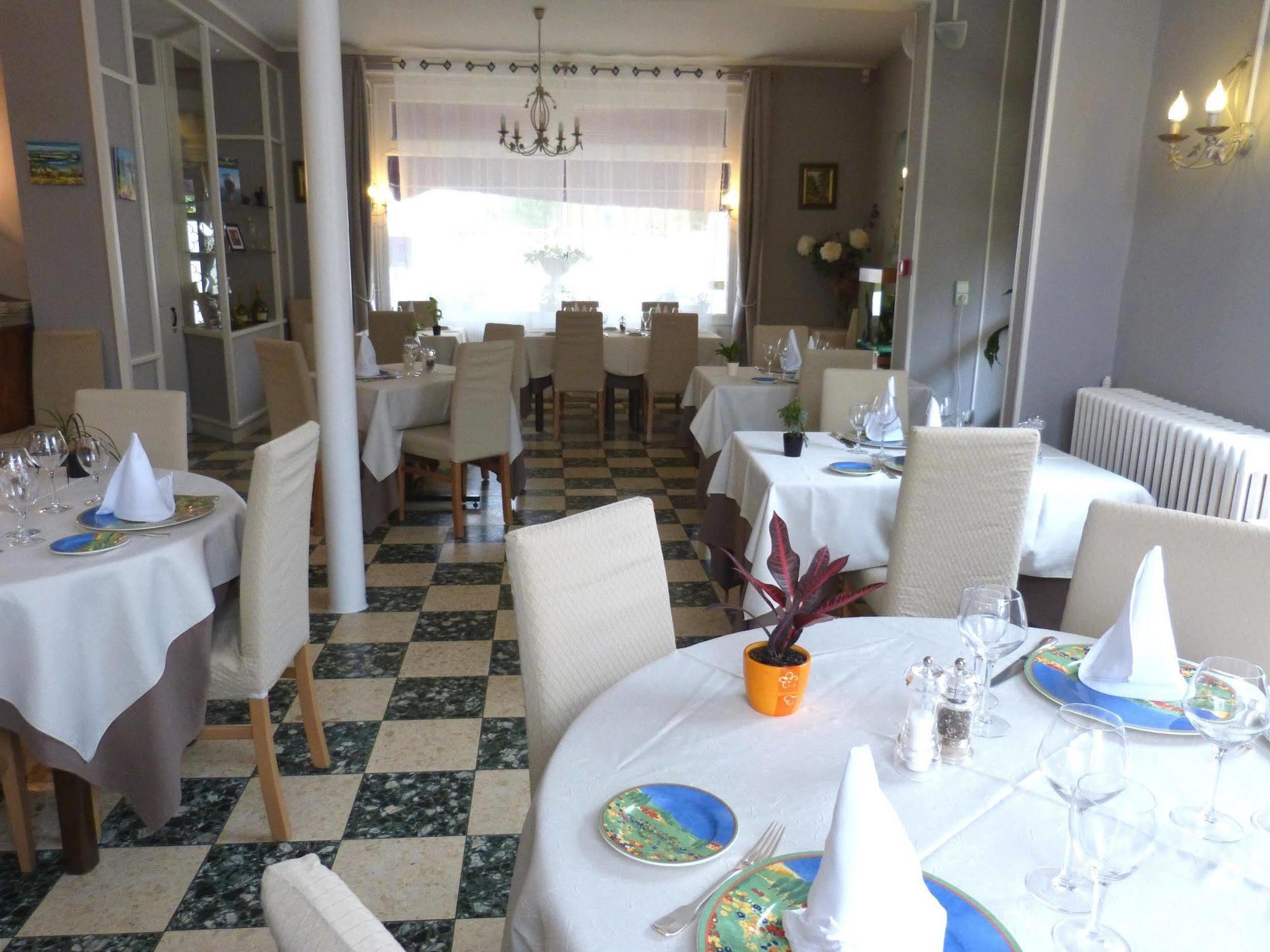 Hotel Restaurant "Le Relais" Courtenay  Buitenkant foto