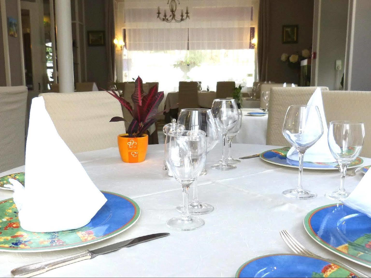 Hotel Restaurant "Le Relais" Courtenay  Buitenkant foto